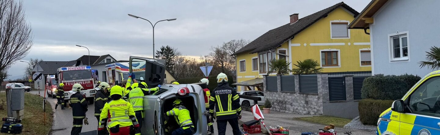Verkehrsunfall/Menschenrettung (T2) • 01.12.2025, 14:53 Uhr; Bergung PKW (T1) • 01.12.2025, 17:59 Uhr