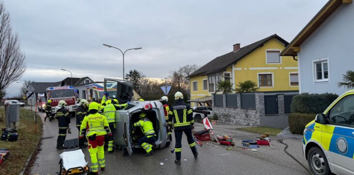 Verkehrsunfall/Menschenrettung (T2) • 01.12.2025, 14:53 Uhr; Bergung PKW (T1) • 01.12.2025, 17:59 Uhr