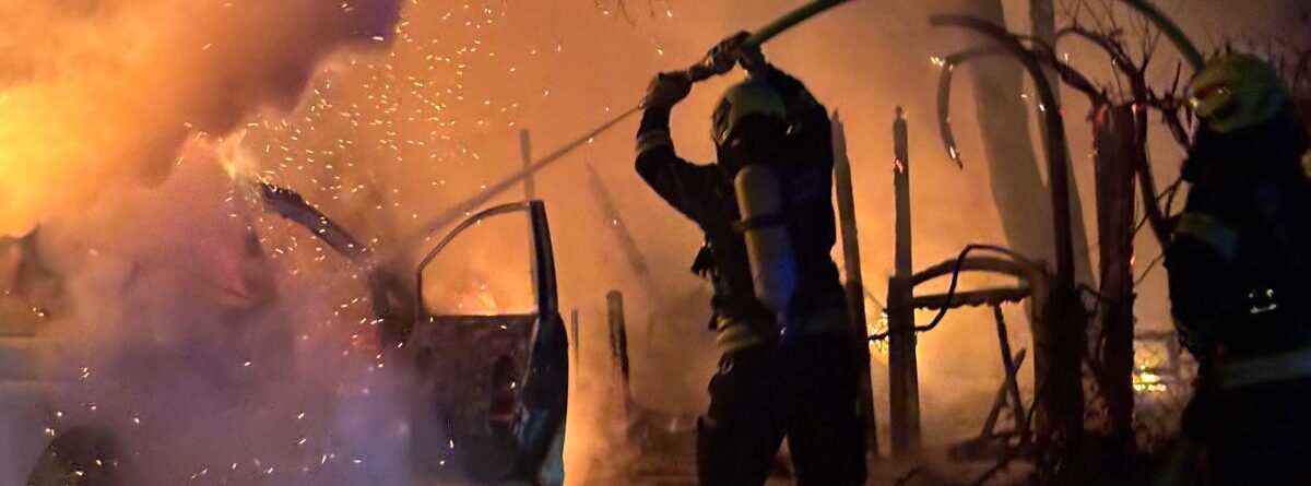 Gebäudebrand – Klein (B3) • 17.11.2025, 00:46 Uhr